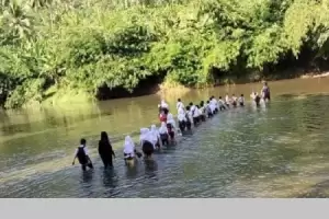 Miris, Ratusan Siswa Pergi dan Pulang Sekolah dengan Berjuang Menantang Arus Sungai