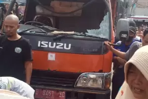 Truk Sampah Dirusak Massa Usai Tabrak Pemotor di Bantargebang Bekasi