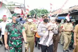 HUT ke-77 RI, Anak-anak di Jakbar Bersorak Riang Ikut Pemasangan Bendera Bersama