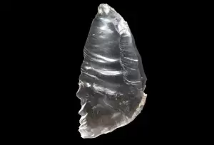 Harta Karun Ratusan Batu Kristal Transparan Terpendam di Situs Keramat Inggris