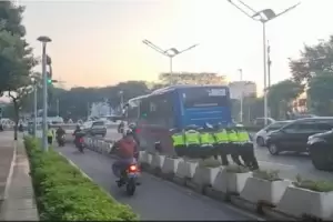 Sejumlah Polantas Bantu Dorong Bus Mogok di Sudirman, Warganet: Terbukti, Masih Banyak Polisi Baik