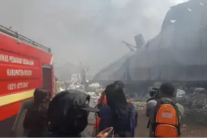 Masih Ada Kepulan Asap, Petugas Damkar Siaga di Pabrik Alumunium Foil yang Terbakar di Bogor