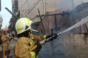 Kebakaran Rumah Warga di Kalideres, 17 Mobil Pemadam Dikerahkan