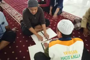 Bantu Disabiltas Tunanetra, Yayasan Hadji Kalla Rutin Belajar Baca Quran Braille