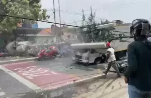 Breaking News: Truk Trailer Tabrak Tiang Listrik di Bekasi, Ada Korban Tewas