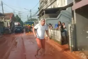 Heboh! Pasha Ungu Ngamuk pada Petugas yang Bersihkan Banjir Lumpur di Jalan PLN Gandul