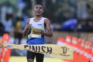 Atlet Tim Coros Indonesia Rikki Simmon Salip Agus Prayogo di Maybank Marathon 2022