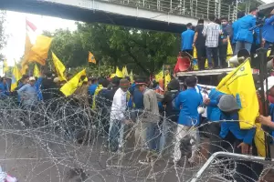 Demo Kenaikan Harga BBM Kian Memanas, Massa Paksa Terobos Barikade Kawat Berduri di Patung Kuda