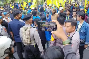 Terobos Barikade Kawat Berduri 2 Lapis, Massa Mahasiswa: Pak Polisi, Mundur!