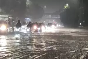 Banjir di DI Panjaitan Jaktim, Banyak Motor Mogok dan Jalan Macet Parah