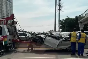 Mobil Terbalik di Tol JORR KM 5 Kembangan, Kondisi Lalin Macet