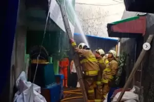 Rumah Terbakar di Kebon Jeruk, 16 Mobil Pemadam Dikerahkan