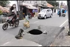Awas! Jalan Raya Cibungbulang Bogor Ambles