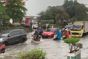 Awas! Jalan Raya Pekayon Bekasi Banjir, Banyak Motor Mogok