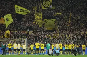Fans Borussia Dortmund Bentangkan Spanduk: Justice For Kanjuruhan!