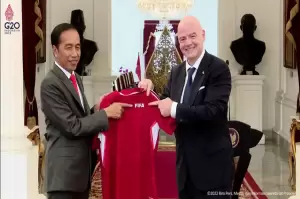 Presiden FIFA Hadiahi Jokowi Bola dan Jersey Nomor Punggung 1