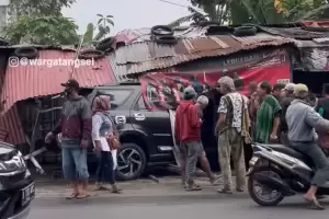 Sopir Ngantuk, Mobil Toyota Rush Tabrak Bengkel di Tangsel