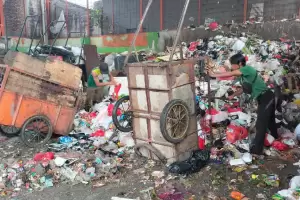 Tukang Angkut Sampah Dipungli, Pj Gubernur Heru Akan Panggil Camat hingga Kadis LH