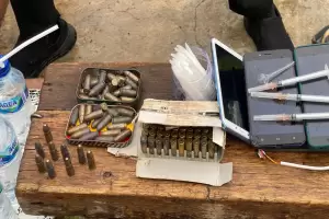 Gerebek Kampung Boncos, Polisi Temukan 100 Peluru dan 28 Bong