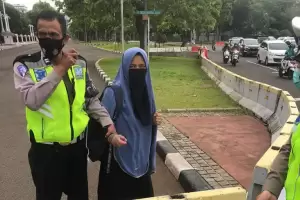 Wanita Bercadar Todongkan Pistol ke Paspampres Bernama Siti Elina