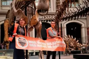 Protes Soal Perubahan Iklim, 2 Aktivis Lingkungan Sandera Kerangka Dinosaurus