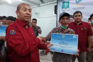 KKP Serahkan Bantuan Mesin Kapal untuk Nelayan di Cilincing