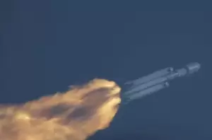 Roket Paling Kuat di Dunia Falcon Heavy SpaceX Luncurkan Satelit Militer AS