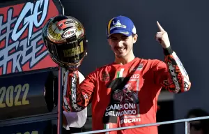 Juara MotoGP 2022, Francesco Bagnaia Diminta Valentino Rossi untuk Bangga