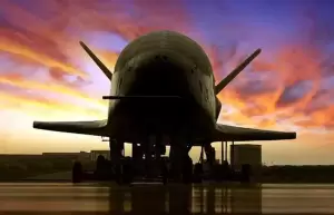 Pesawat Luar Angkasa Militer AS X-37B Catatkan Rekor 900 Hari di Orbit