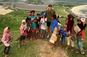 Pembalap WSBK Kagumi Perjuangan Anak-Anak Penjual Gelang di Sirkuit Mandalika Lombok