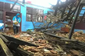 Diguyur Hujan Atap Rumah Warga Tebet Roboh, 9 Penghuni Diungsikan