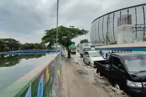 Diterjang Banjir Rob, Lalu Lintas di Jalan RE Martadinata Jakut Tersendat