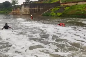 Warga Diimbau Waspada Arus Berputar saat Berenang di Kanal Banjir Timur