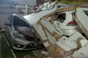 Tembok Pembatas Gedung Bank Roboh Timpa 4 Mobil Pegawai di Bintaro