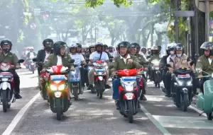 Ratusan Motor Listrik Konvoi di Bandung, Ada Apa?