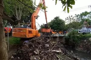 Horor! 100 Ton Sampah Menumpuk di Kali Jambe Bekasi