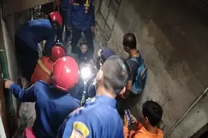 Petugas Gabungan Kesulitan Evakuasi Mayat Tenggelam di Lubang Galian Kabel