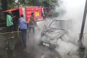 Diduga Korsleting, Mobil Sedan Terbakar di Bogor