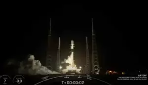 SpaceX Luncurkan 54 Satelit Internet Starlink Generasi Terbaru, Roket Pendorong Mendarat di Laut
