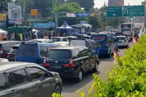 H-2 Tahun Baru 2023, Puluhan Ribu Warga Jakarta Liburan Akhir Tahun di Puncak