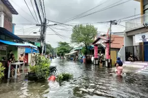 Diguyur Hujan Deras Awal Tahun 2023, Warga Jakarta Utara Keluhkan Air Banjir Berwarna Hitam