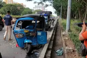 Bajaj Ngebut Tabrak Minibus di Pademangan, Sopir Luka Parah