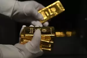 Harga Emas Dunia Terus Melesat Mendekati Level USD 2.000