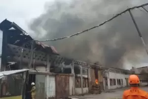 Gudang Pabrik Kebakaran Hebat di Cengkareng, 15 Mobil Damkar Meluncur ke Lokasi