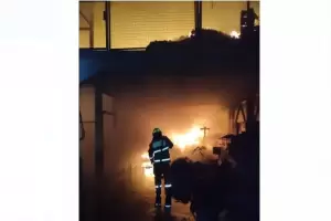 13 Unit Damkar Dikerahkan Padamkan Kebakaran Pabrik di Kebon Jeruk