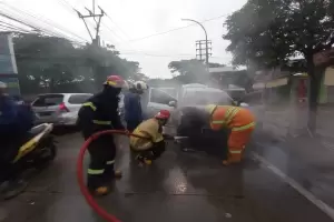 Korsleting Listrik, Mobil MPV Terbakar di Medan Satria Bekasi