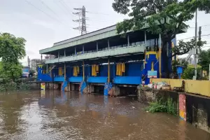 Jakarta Terus Diguyur Hujan, Pintu Air Karet Status Waspada