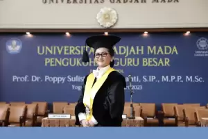 Prof Poppy Sulistyaning Dikukuhkan Jadi Guru Besar Ilmu Hubungan Internasional UGM