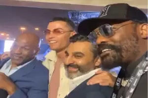 Fans Menggila Lihat Keakraban Mike Tyson dan Cristiano Ronaldo di Arab Saudi