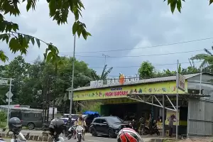 Viral Pria Berseragam Loreng Ngamuk Pukuli Pegawai Toko Buah di Depok